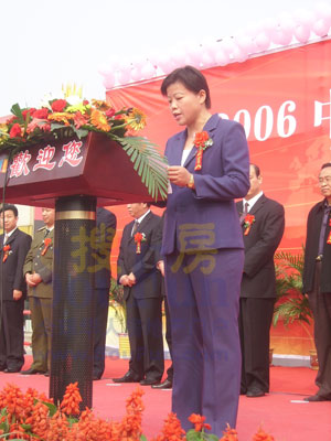 中國財富陶瓷城總經(jīng)理孫紅霞女士致辭 中國財富陶瓷城總經(jīng)理孫紅霞女士致辭