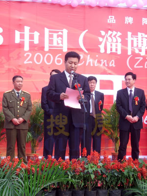 淄川區(qū)政府副區(qū)長孫英淘主持開幕式 淄川區(qū)政府副區(qū)長孫英淘主持開幕式