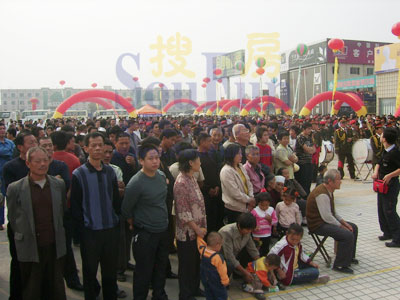 開幕式現(xiàn)場人山人海 開幕式現(xiàn)場人山人海