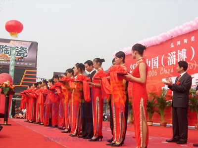 眾位參與嘉賓共同剪彩 眾位參與嘉賓共同剪彩