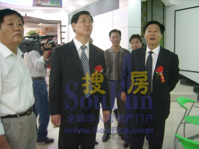 開幕式結(jié)束之后有關(guān)領(lǐng)導參觀 開幕式結(jié)束之后有關(guān)領(lǐng)導參觀