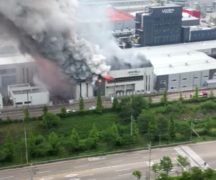 電池工廠突發(fā)火災，已發(fā)現(xiàn)20多具遺體！該樓存放著3萬多個鋰電池成品，尹錫悅下令：全力搜救