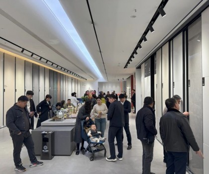 獅王瓷磚“云脈覺醒”發(fā)布會(huì)：共繪新藍(lán)圖 共贏2025！