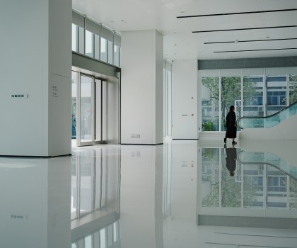 東鵬新材以低碳石材為基，筑就綠建科技空間：美的創(chuàng)新科技園展廳