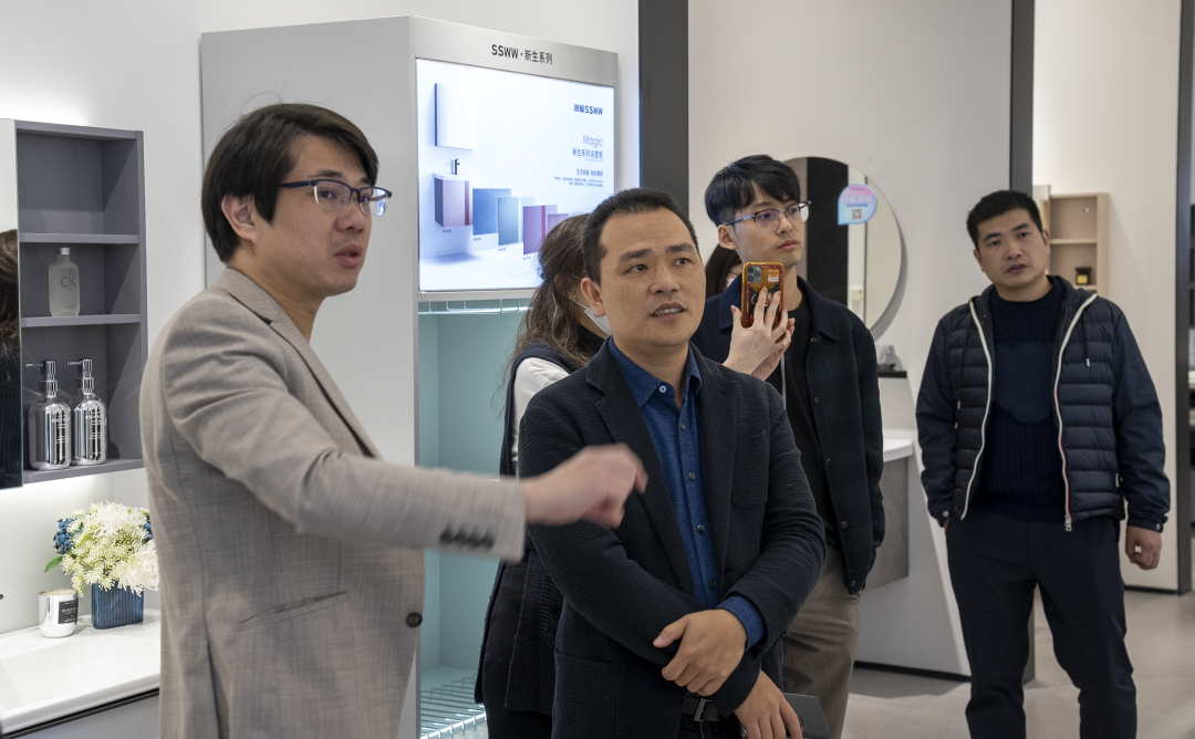 1678596125443455.png 邵唯晏與中建協(xié)室內(nèi)設(shè)計委一行蒞臨浪鯨衛(wèi)浴參觀交流2.png