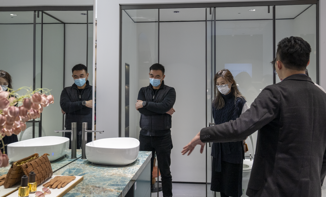 1678596176330202.png 邵唯晏與中建協(xié)室內(nèi)設(shè)計委一行蒞臨浪鯨衛(wèi)浴參觀交流6.png