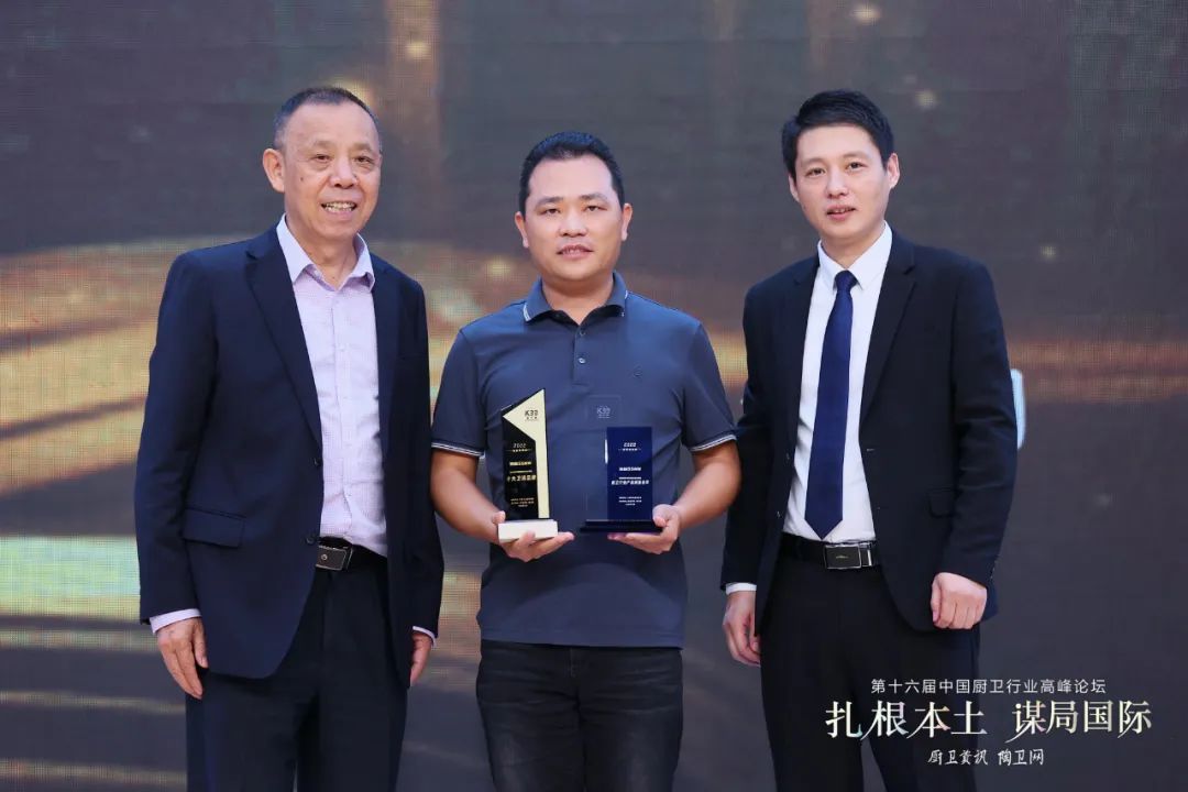 品牌向上！ 浪鯨衛(wèi)浴榮獲十大衛(wèi)浴品牌等三項(xiàng)大獎(jiǎng).jpg