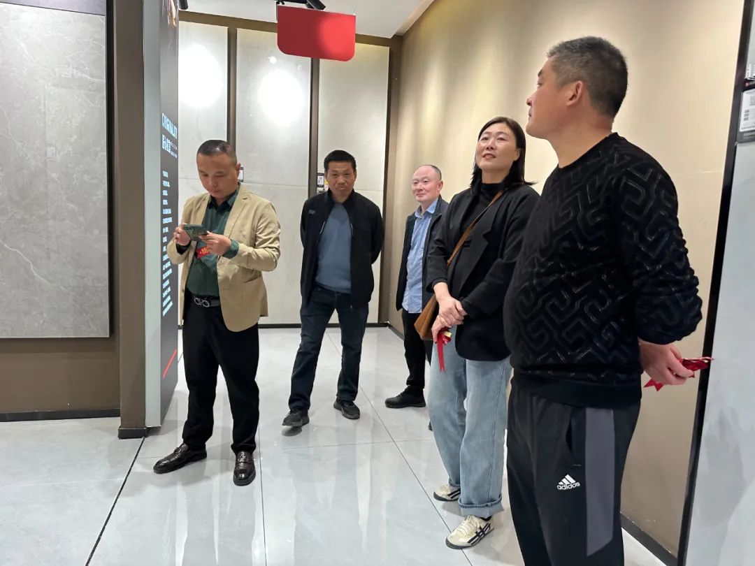 1697178975646035.jpg 獅王瓷磚萬(wàn)人火花節(jié)全國(guó)巡回賽棗莊站火爆全城2.jpg