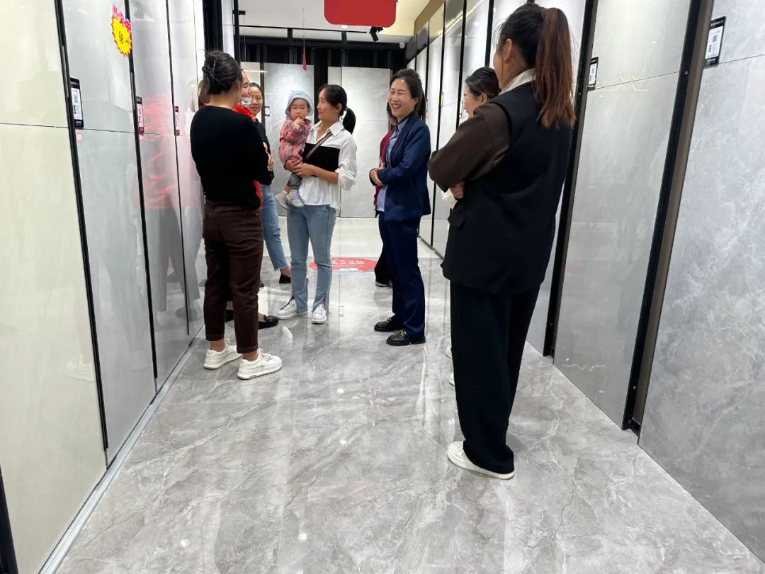 1697178989861208.jpg 獅王瓷磚萬(wàn)人火花節(jié)全國(guó)巡回賽棗莊站火爆全城4.jpg