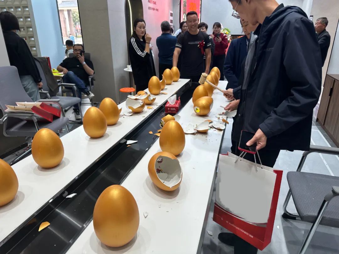 1697179053102547.jpg 獅王瓷磚萬(wàn)人火花節(jié)全國(guó)巡回賽棗莊站火爆全城11.jpg