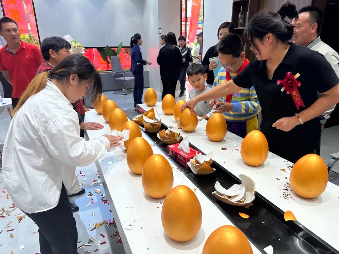 1697179065118547.jpg 獅王瓷磚萬(wàn)人火花節(jié)全國(guó)巡回賽棗莊站火爆全城13.jpg