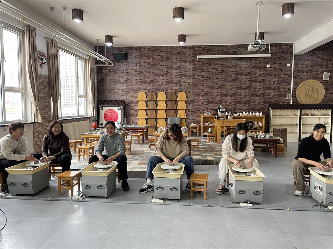 1709778612656988.jpg 體驗(yàn)非遺熱辣滾燙――盛世長(zhǎng)安小學(xué)開(kāi)展“三八” 女神節(jié)陶藝制作活動(dòng) (2).jpg