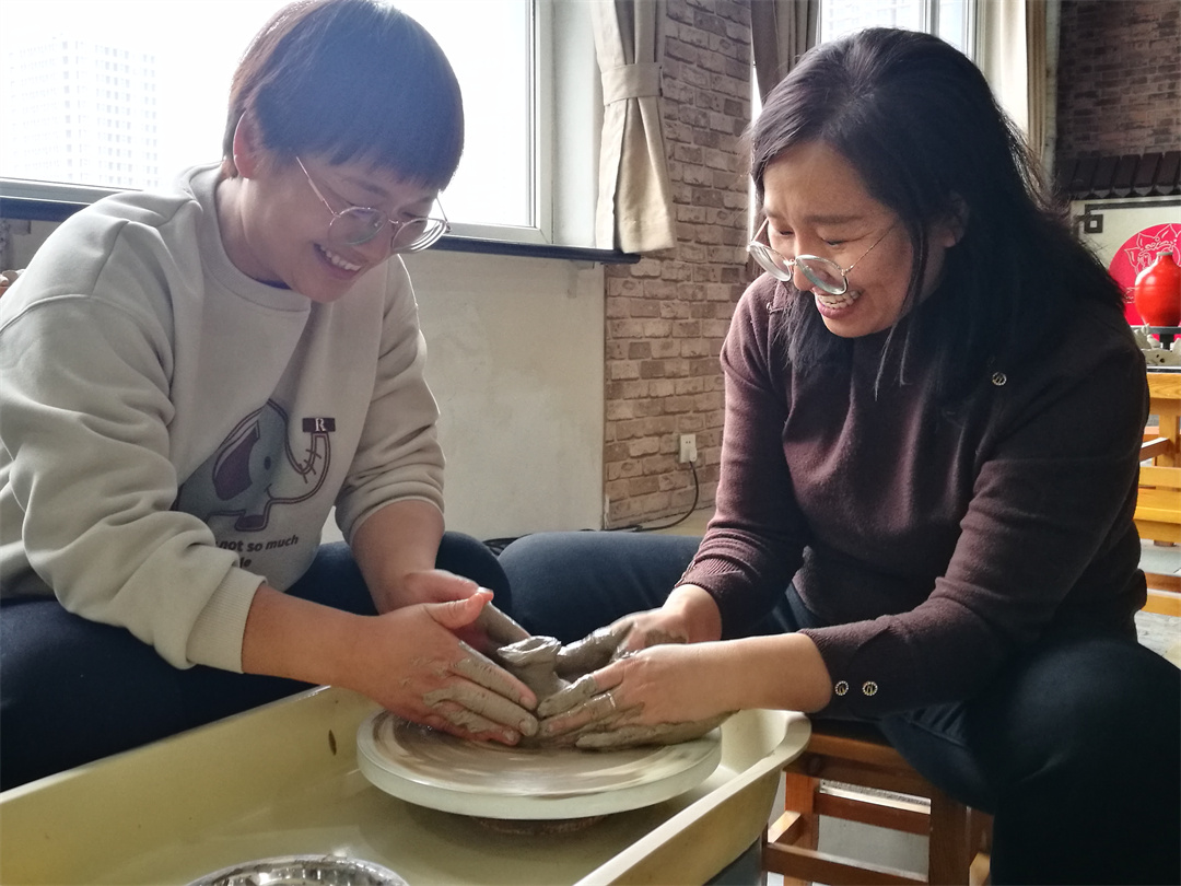 1709778786763883.jpg 體驗(yàn)非遺熱辣滾燙――盛世長(zhǎng)安小學(xué)開(kāi)展“三八” 女神節(jié)陶藝制作活動(dòng) (7).jpg