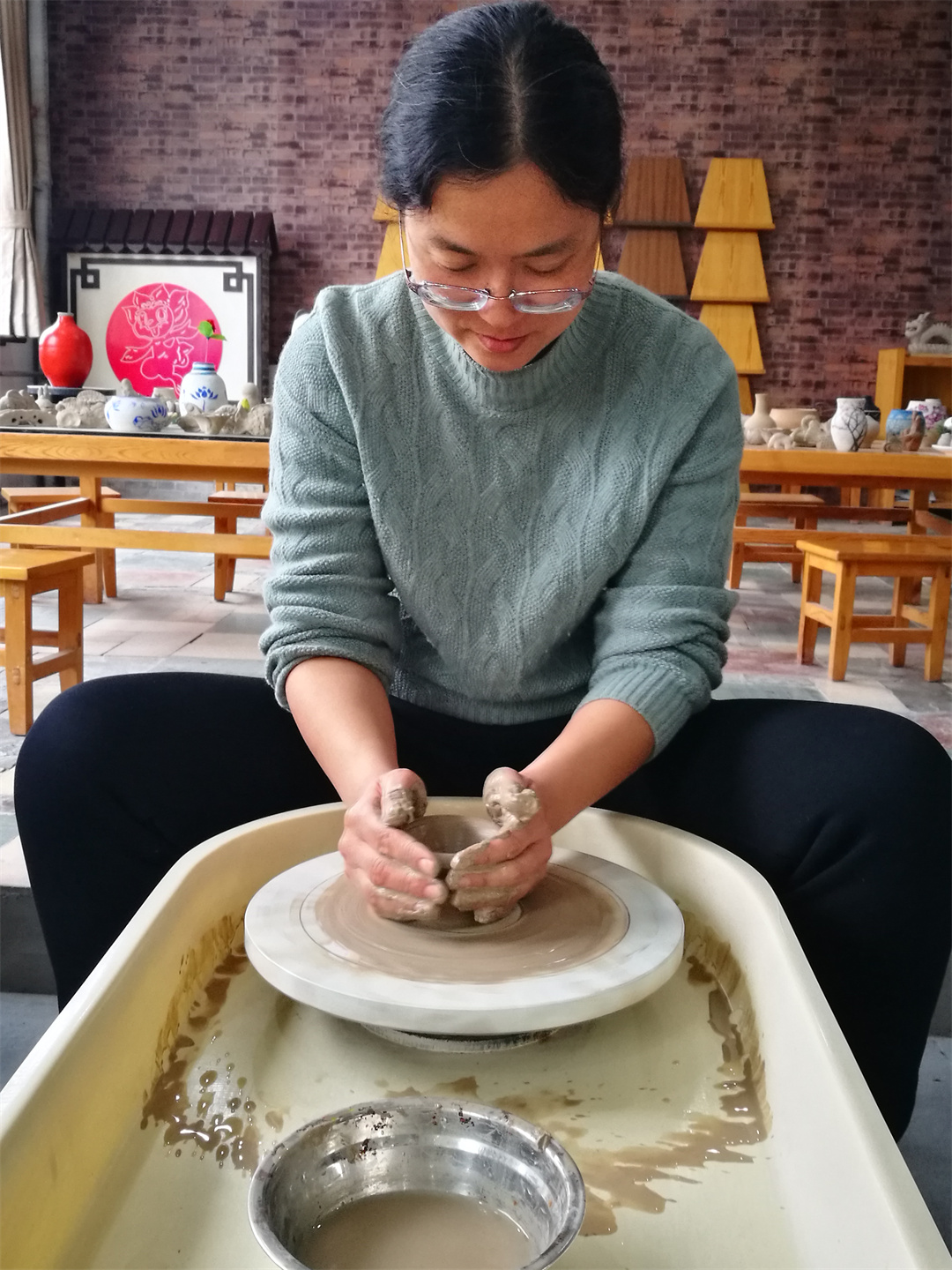 1709778802325471.jpg 體驗(yàn)非遺熱辣滾燙――盛世長(zhǎng)安小學(xué)開(kāi)展“三八” 女神節(jié)陶藝制作活動(dòng) (8).jpg