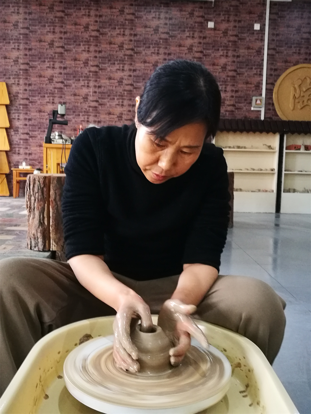 1709778810202735.jpg 體驗(yàn)非遺熱辣滾燙――盛世長(zhǎng)安小學(xué)開(kāi)展“三八” 女神節(jié)陶藝制作活動(dòng) (9).jpg