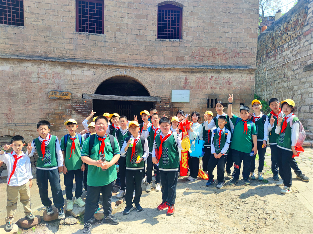 1713759302919367.jpg 石家莊市盛世長(zhǎng)安小學(xué)走進(jìn)井陘南橫口村開(kāi)啟傳統(tǒng)文化研學(xué)之旅A01.jpg