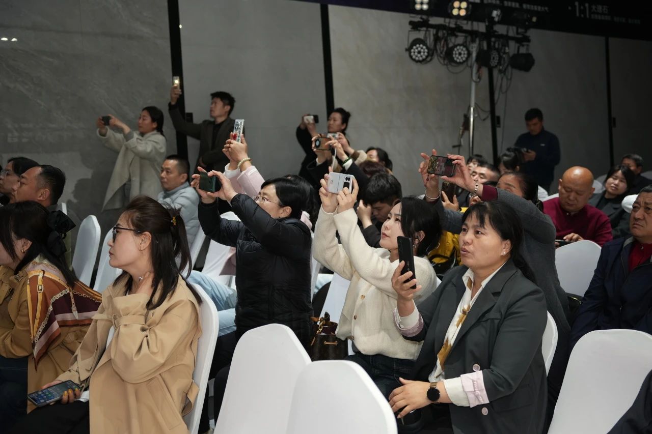 獅王瓷磚“云脈覺醒”發(fā)布會：共繪新藍圖 共贏2025！10.jpg