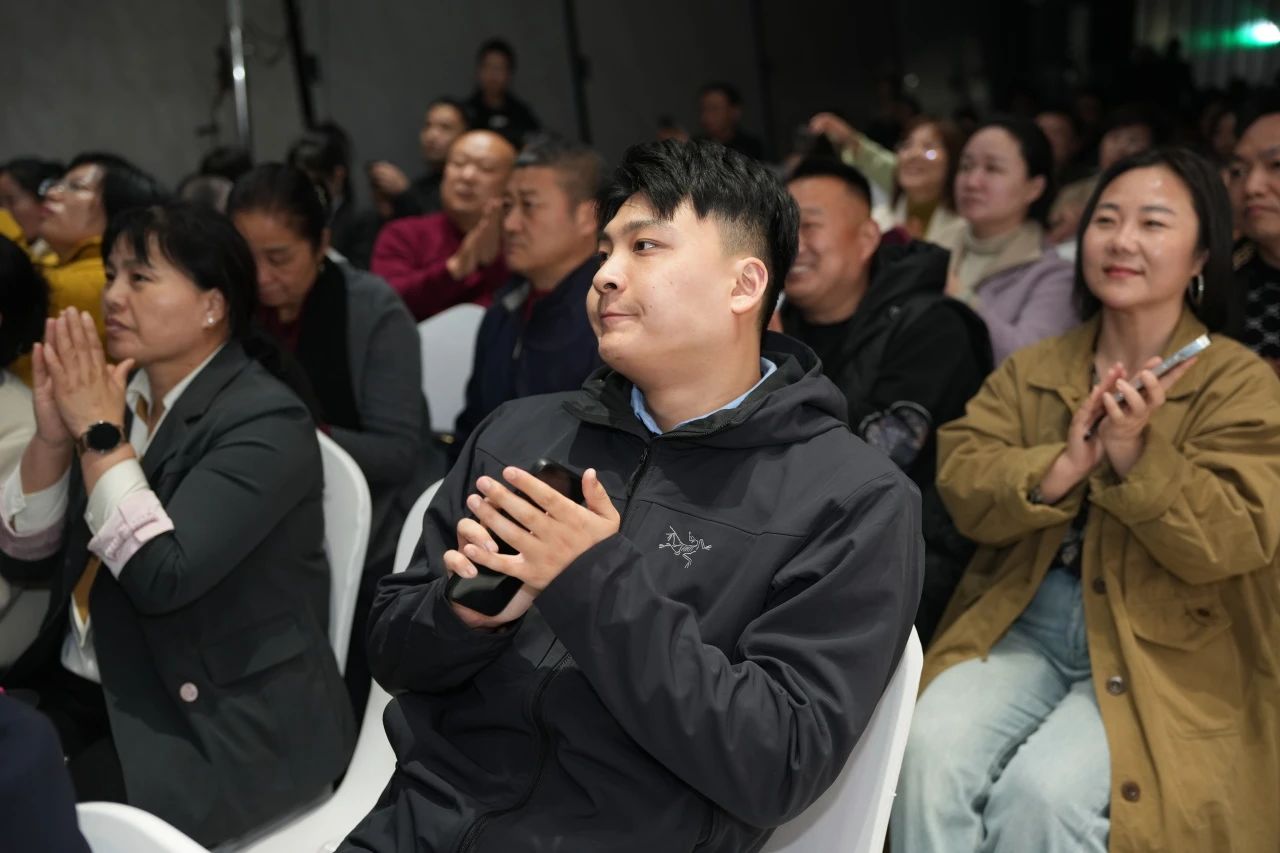 獅王瓷磚“云脈覺醒”發(fā)布會：共繪新藍圖 共贏2025！11.jpg