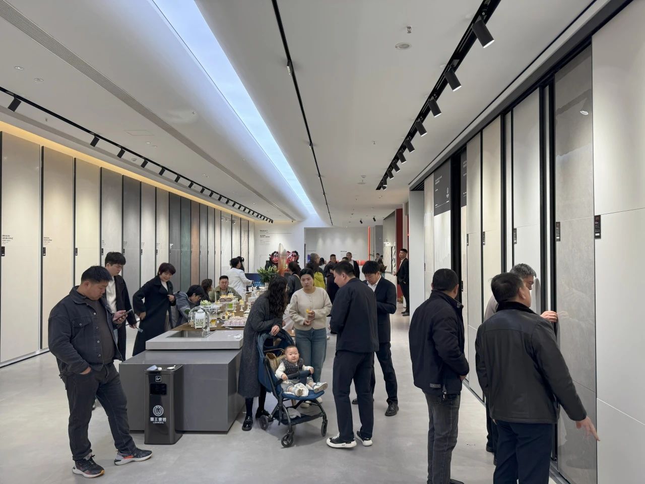 獅王瓷磚“云脈覺醒”發(fā)布會：共繪新藍圖 共贏2025！13.jpg